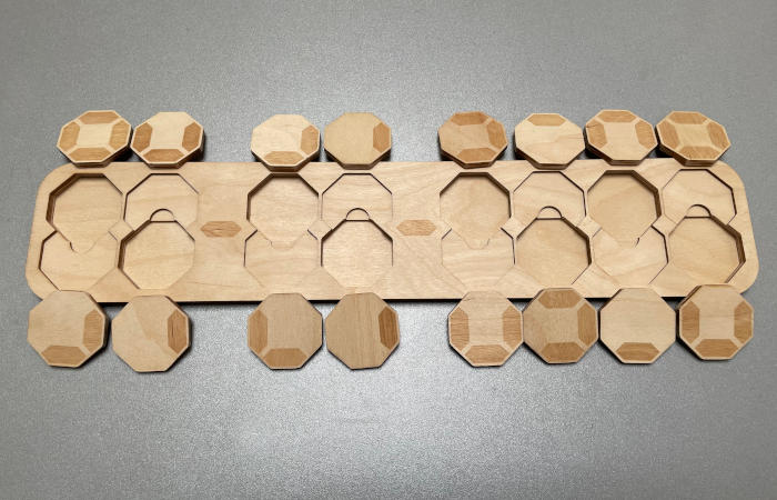 Foto van een leeg bord van kalenderpuzzel "Digitaal" met alle 16 stukken eromheen